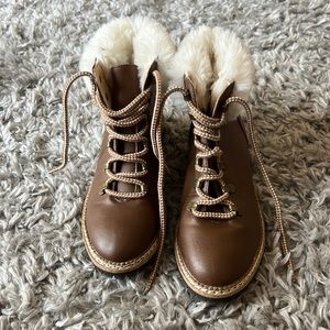 Express winter boots with fuzz